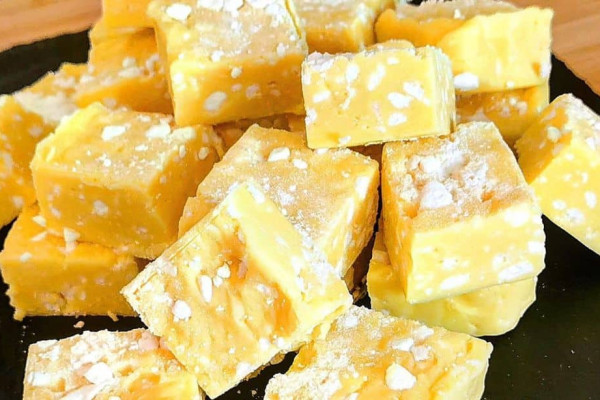 6-Ingredient Lemon Meringue Fudge Recipe