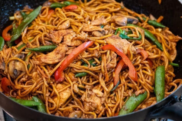Easy 15-Minute Chicken Lo Mein Recipe