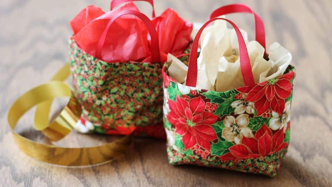 Easy DIY Fabric Gift Bag | DIY Joy Projects and Crafts Ideas