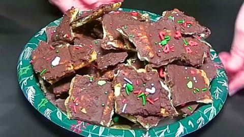 Easy Saltine Christmas Cracker Candy Recipe | DIY Joy Projects and Crafts Ideas