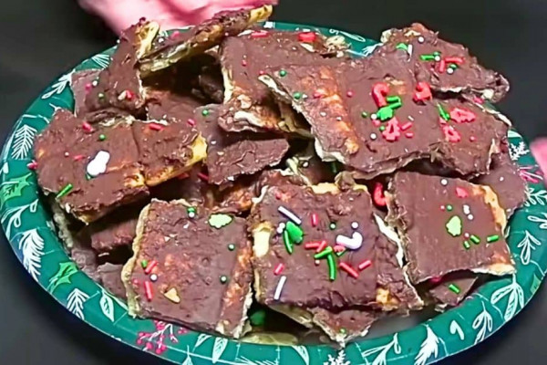 Easy Saltine Christmas Cracker Candy Recipe