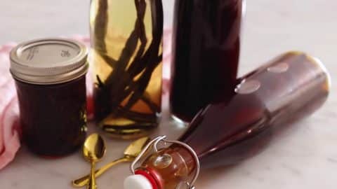Easy Homemade Vanilla Extract Recipe | DIY Joy Projects and Crafts Ideas