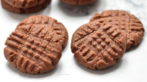 4-Ingredient Chocolate Peanut Butter Cookies Recipe | DIY Joy Projects and Crafts Ideas
