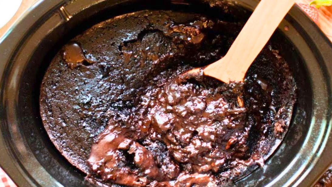 Easy Crockpot Chocolate Lava Cake Recipe | DIY Joy Projects and Crafts Ideas