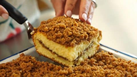Easy Old-Fashioned Coffee Cake | DIY Joy Projects and Crafts Ideas