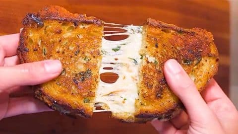 Garlic Grilled Cheese Sandwich | DIY Joy Projects and Crafts Ideas