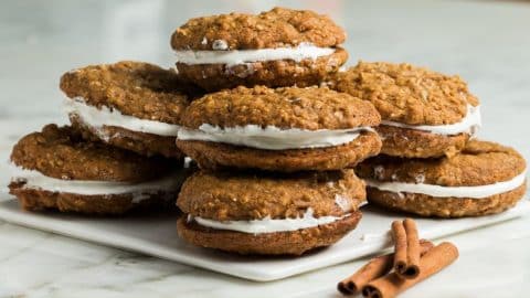 Homemade Oatmeal Cream Pies | DIY Joy Projects and Crafts Ideas