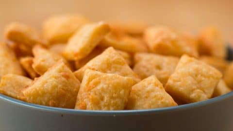 5-Ingredient Cheesy Crackers Recipe | DIY Joy Projects and Crafts Ideas