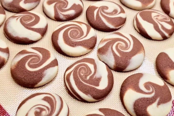 Easy Chocolate Vanilla Swirl Cookies Recipe