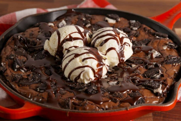 Easy-to-Make Fudgy Skillet Brownie