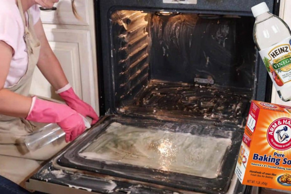How to Clean an Oven with Baking Soda and Vinegar