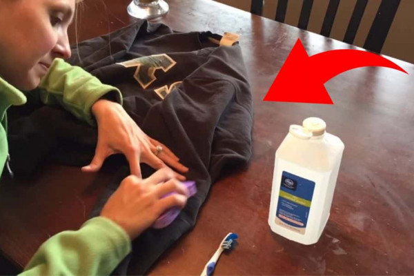 How to Remove a Paint Stain From Clothes
