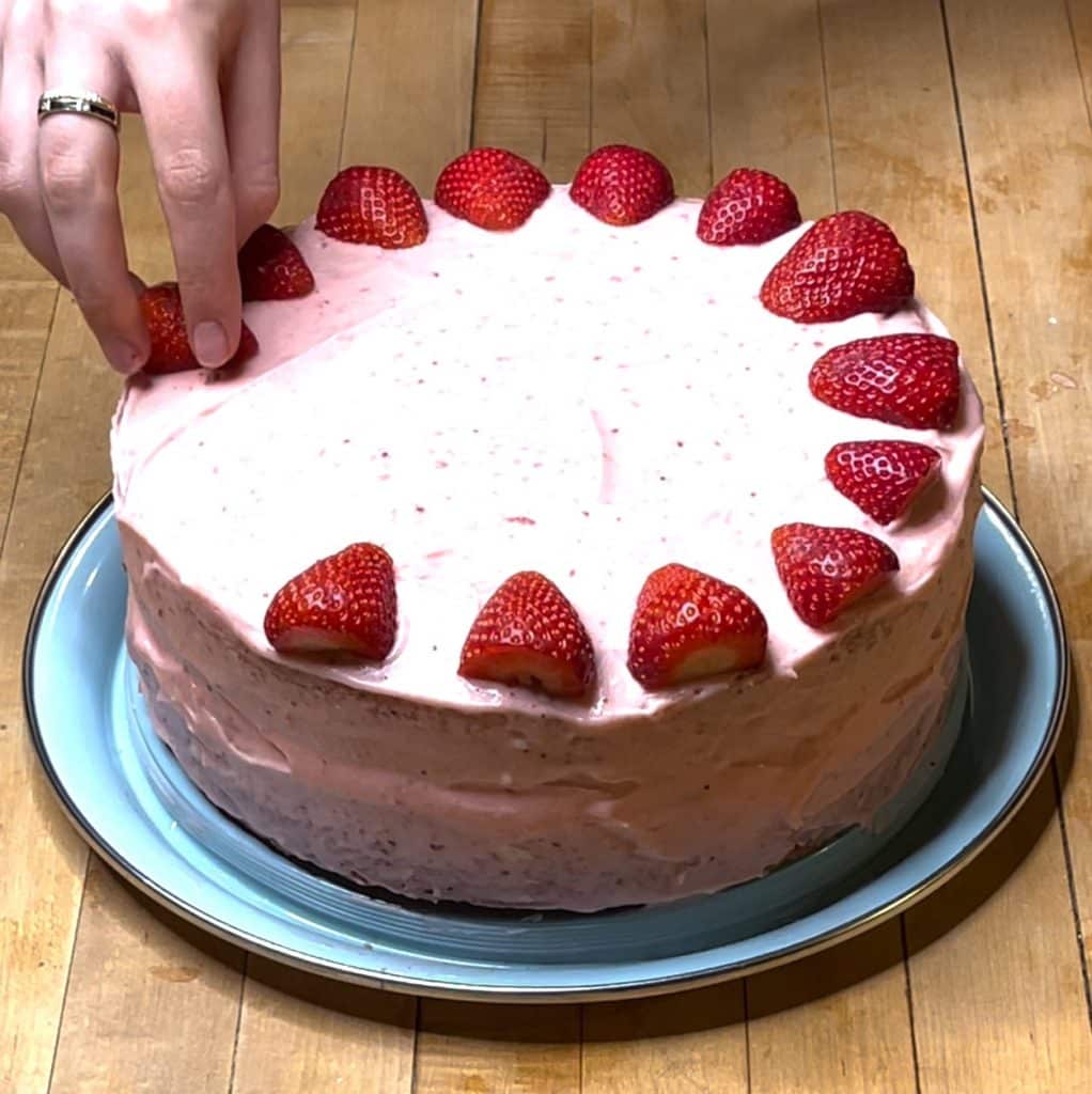 How To Decorate A Cake With Strawberries - Best Dessert Ideas To Try