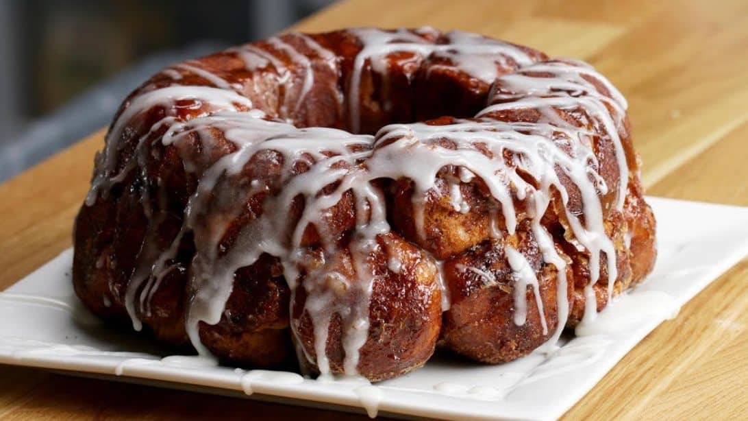 Cinnamon Roll Pull-Apart Monkey Bread | DIY Joy Projects and Crafts Ideas