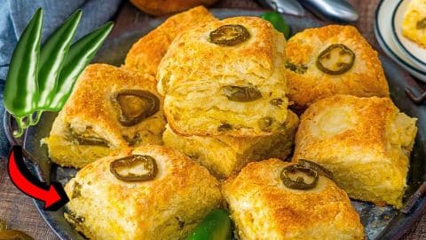 Easy Skillet Jalapeño Cheddar Biscuits Recipe | DIY Joy Projects and Crafts Ideas