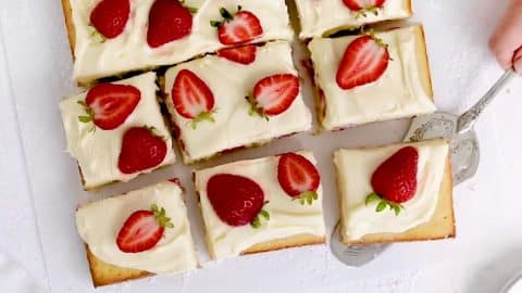 Easy-to-Make Fresh Strawberry Sheet Cake | DIY Joy Projects and Crafts Ideas