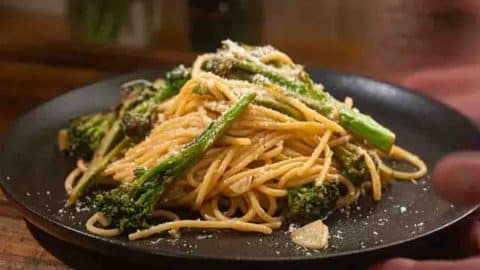 15-Minute Garlic Broccolini Pasta Recipe | DIY Joy Projects and Crafts Ideas