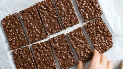 4-Ingredient Chocolate Rice Krispie Bars | DIY Joy Projects and Crafts Ideas