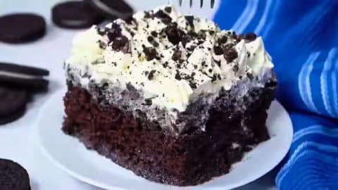 Best Oreo Chocolate Poke Cake | DIY Joy Projects and Crafts Ideas