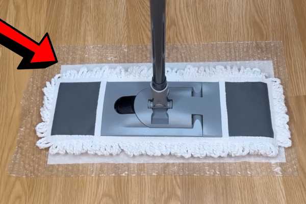 Easy Bubble Wrap Mop Cleaning Hack