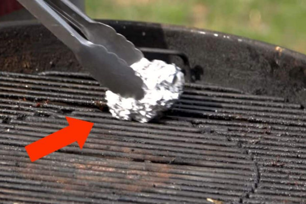 How to Clean Grill Grates Using Aluminum Foil