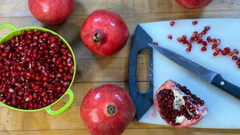 How to Peel a Pomegranate in Under A Minute | DIY Joy Projects and Crafts Ideas