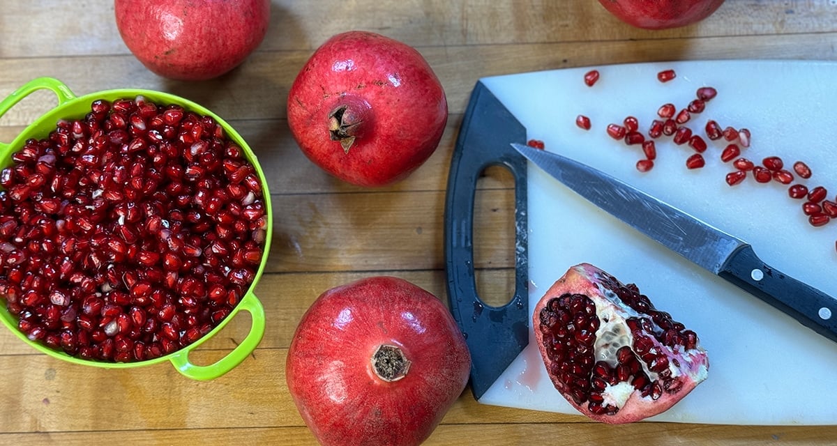 How to Peel a Pomegranate in Under A Minute | DIY Joy Projects and Crafts Ideas