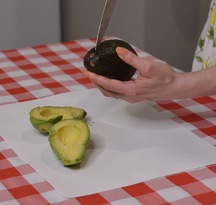 How-To-Cut-An-Avocado-For-Stuffing-Them