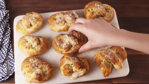 Easy Garlic Parmesan Pretzels Recipe | DIY Joy Projects and Crafts Ideas