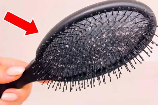 How to Clean a Hair Brush the Right Way
