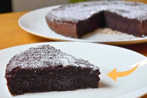 2-Ingredient Chocolate Cake