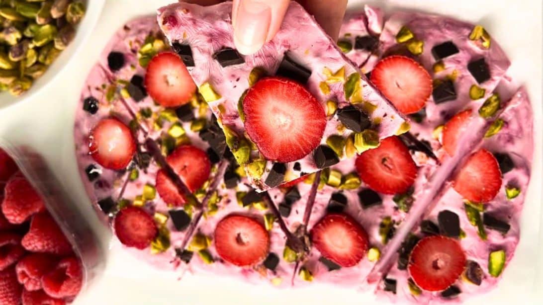 Berry Frozen Yogurt Bark | DIY Joy Projects and Crafts Ideas