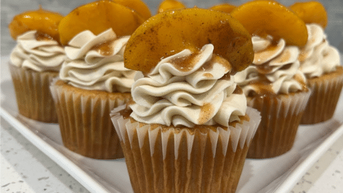 Easy Peach Cobbler Cupcakes Recipe | DIY Joy Projects and Crafts Ideas