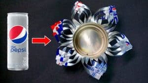 How to Make a Flower Vase From a Soda Can