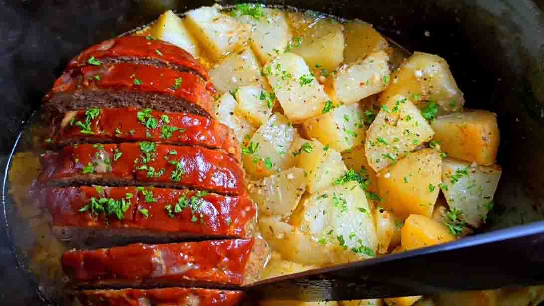 Slow Cooker Meatloaf Recipe | DIY Joy Projects and Crafts Ideas