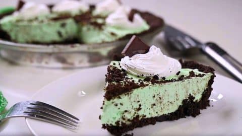 Easy No-Bake Grasshopper Pie Recipe | DIY Joy Projects and Crafts Ideas