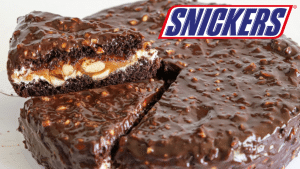 Easy No-Fail Snickers Cake Recipe