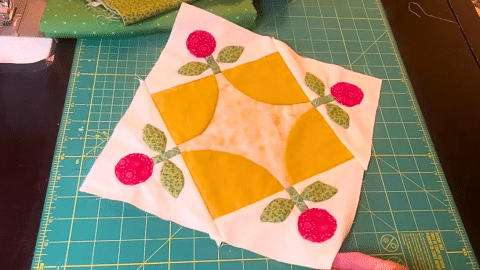 How to Make Pretty Posies Quilt Block | DIY Joy Projects and Crafts Ideas