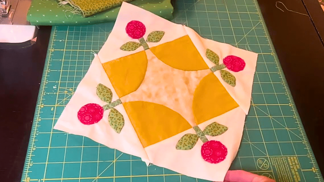 How to Make Pretty Posies Quilt Block | DIY Joy Projects and Crafts Ideas