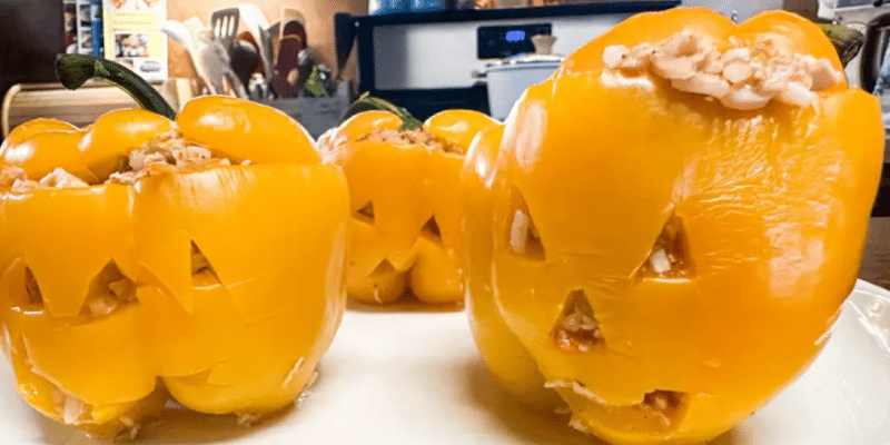 Easy Jack-O-Lantern Stuffed Peppers Recipe | DIY Joy Projects and Crafts Ideas