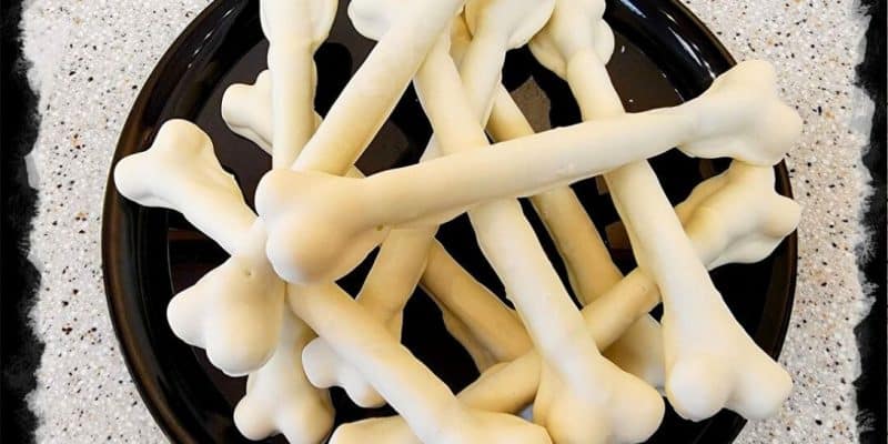 Halloween Pretzel Bones Treats | DIY Joy Projects and Crafts Ideas