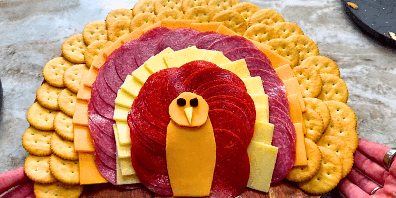 Thanksgiving Turkey Charcuterie Board | DIY Joy Projects and Crafts Ideas