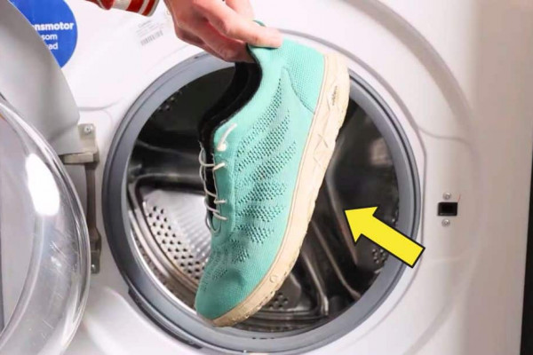 The Right Way to Wash Sneakers in the Washing Machine