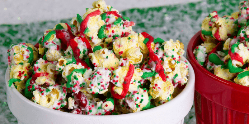 Easy Candy Cane Crunch Popcorn | DIY Joy Projects and Crafts Ideas