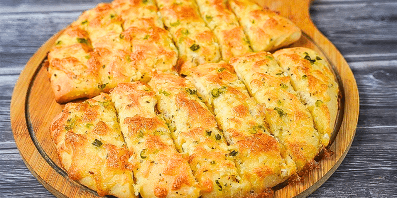 Easy Cheese-Stuffed Garlic Bread Recipe | DIY Joy Projects and Crafts Ideas