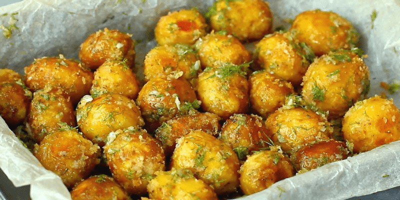 Easy Crispy Garlic Butter Potatoes | DIY Joy Projects and Crafts Ideas