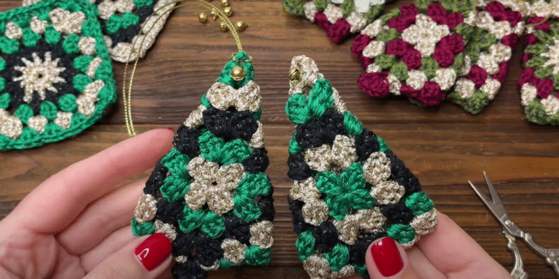 Easy Granny Square Christmas Tree | DIY Joy Projects and Crafts Ideas