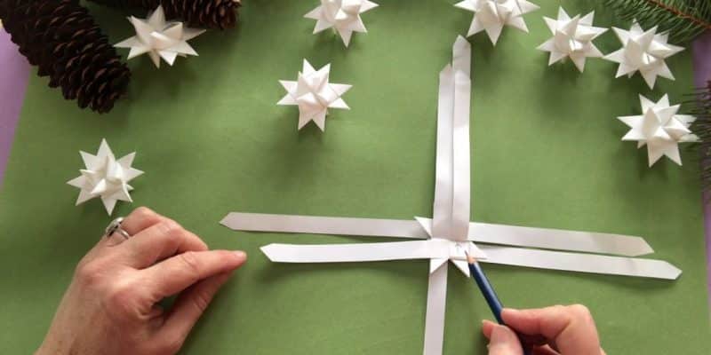 Woven Paper Stars Tutorial | DIY Joy Projects and Crafts Ideas