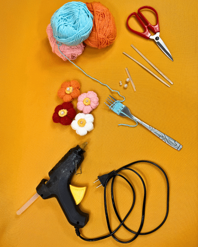 How to Make Flowers Using Yarn - DIY Joy