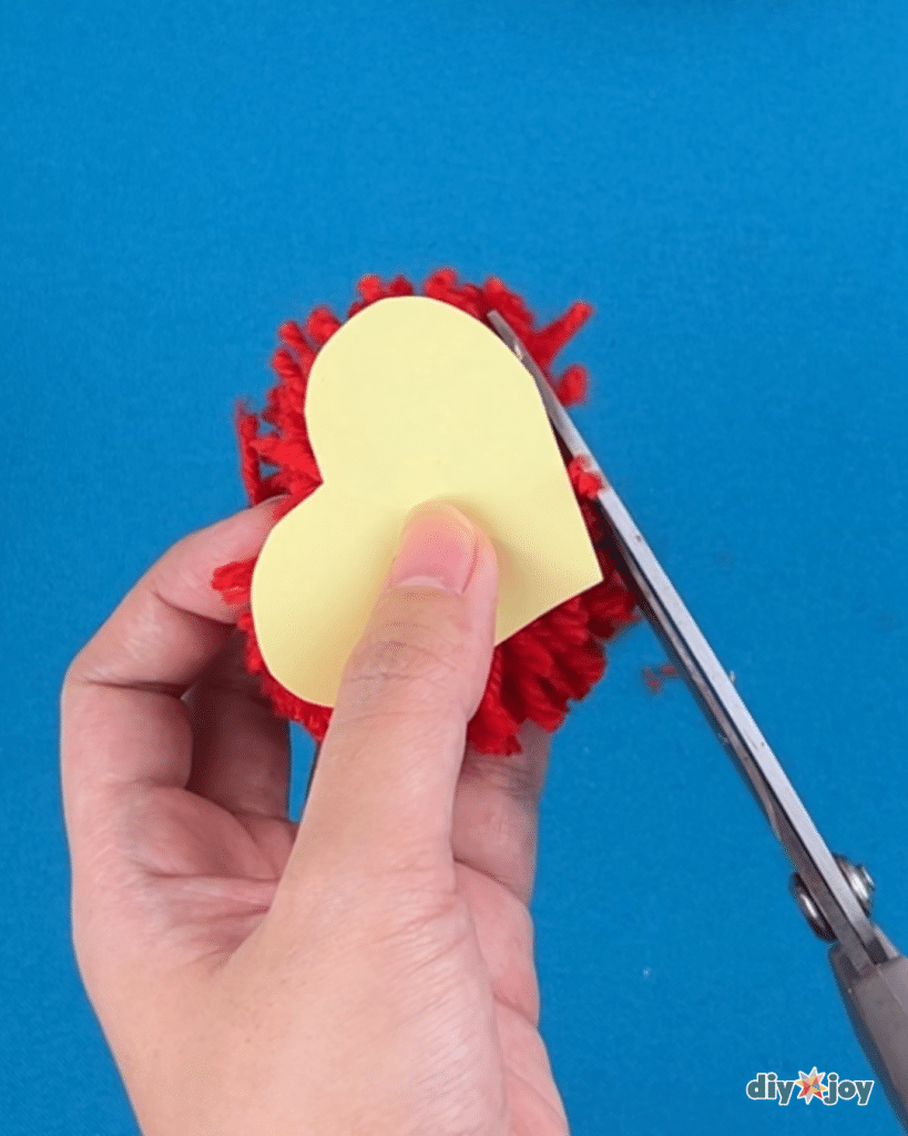 how to make a heart pom pom